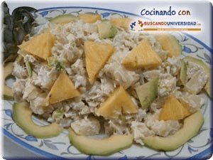 Ensalada pollo, piña, manzana